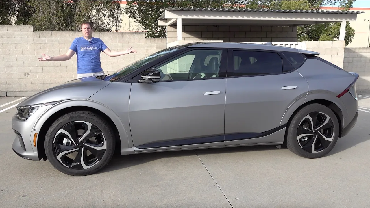 The 2022 Kia EV6 Is a Sporty, Futuristic Electric Crossover
