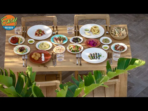 Luftaufnahme des Grecotel Lux Me Dama Dama Resorts mit Pools, Gebäuden und Meer.