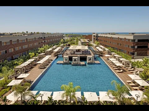 Außenbereich des Aldiana Club Side Beach Hotels mit Pool, Terrassen und Pflanzen.