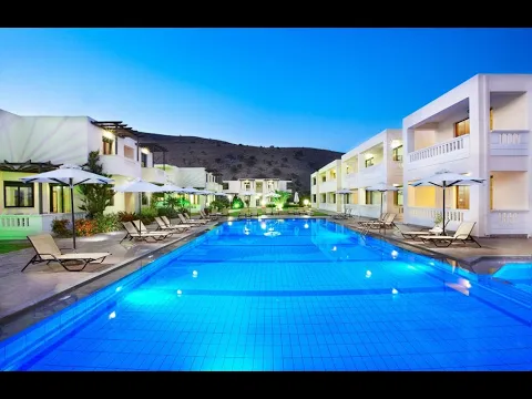 Annas House Relaxing Holidays Hotel Frontseite bei Nacht mit Beleuchtung und Swimmingpool