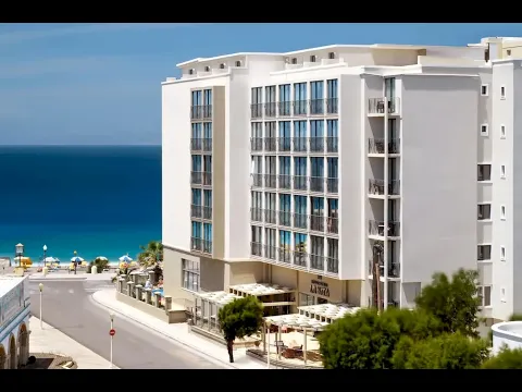 Außenansicht des Mitsis La Vita Beach Hotels mit Blick auf das Meer