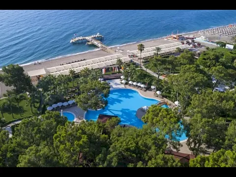 Luftaufnahme des Seven Seas Hotel Life mit zwei Pools, Sonnenliegen, und Blick auf den Strand und das Meer.