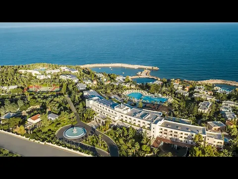 Luftaufnahme des Iberostar Creta Marine Hotels mit Blick auf das Meer, Schwimmbädern und Gärten.