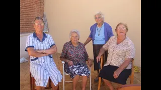 SEÑORAS MAYORES JUGANDO A...THE KING IS DEAD