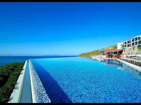 Außenpool des Michelangelo Resort & Spa mit Loungebereich und Gebäude im Hintergrund.