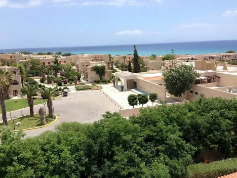 Luftaufnahme des Porto Bello Beach Hotels mit Blick auf die Küste und Meer.