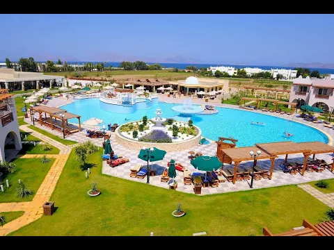 Gesamtansicht des Gaia Palace Resorts mit großem Pool, Sonnenliegen und Pavillons