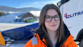 Se brøytebil med 1.000 kWt-batteri i aksjon