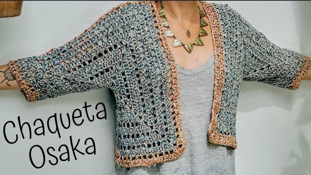 Chaqueta Osaka a crochet en hilo gris matizado, con mangas amplias y borde beige, de Oh Mami!.