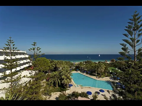 Luftaufnahme des Blue Horizon Hotels mit Blick auf den Pool und das Meer.