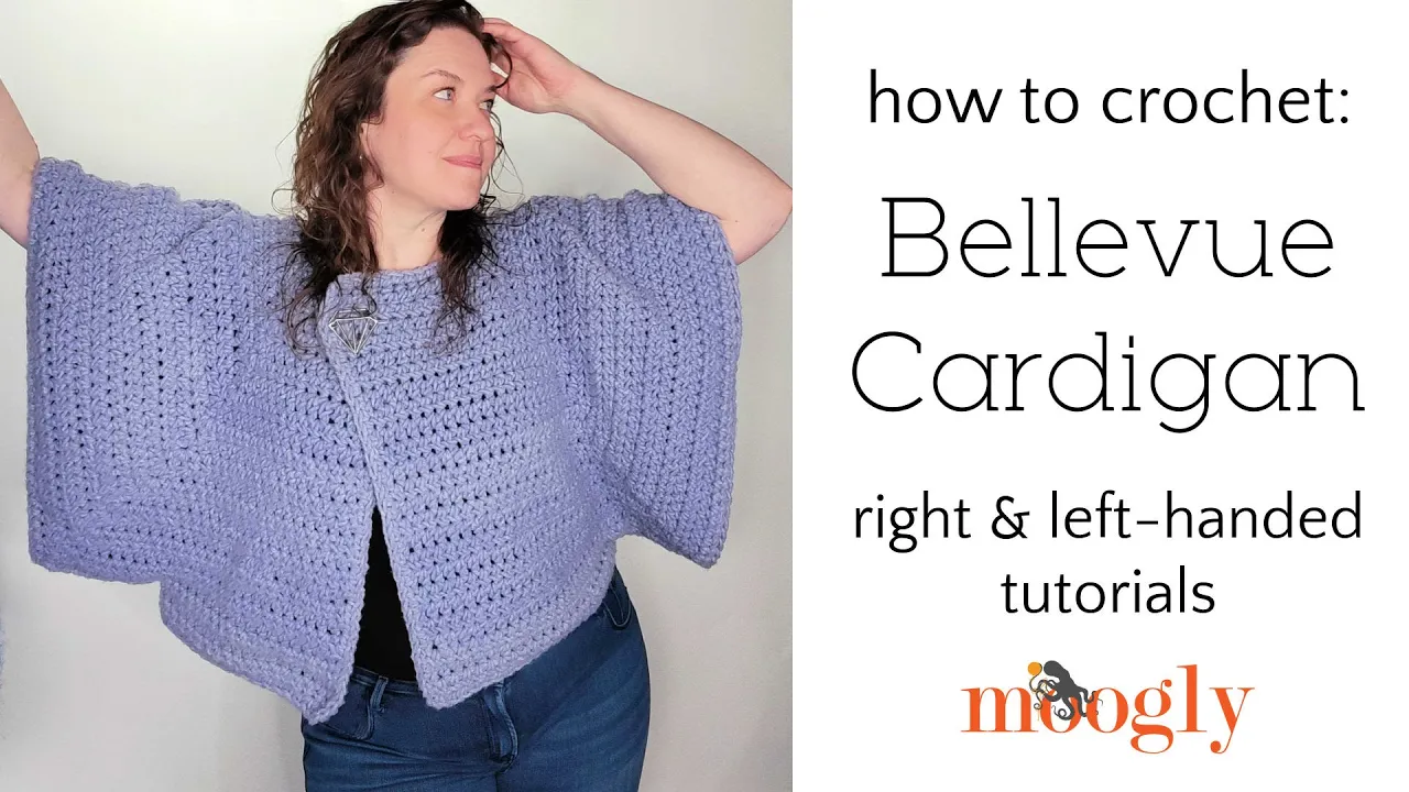 Cárdigan Bellevue a crochet en tono lavanda, con pliegues, cuerpo corto y mangas acampanadas.