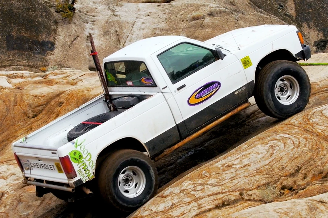 2014 Cheap Truck Challenge! 93' S10 vs 95' Grand Cherokee vs 75' International - Dirt Every Day 32