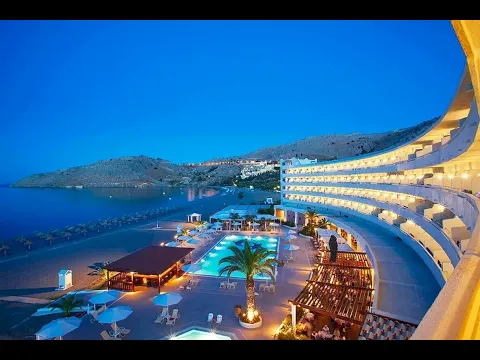Lindos Bay Hotel bei Nacht mit Blick auf das Meer und die Berge.