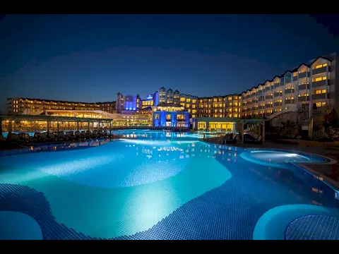 Nachtansicht des Swimmingpools und der Lobby des Arcanus Side Resort Hotels