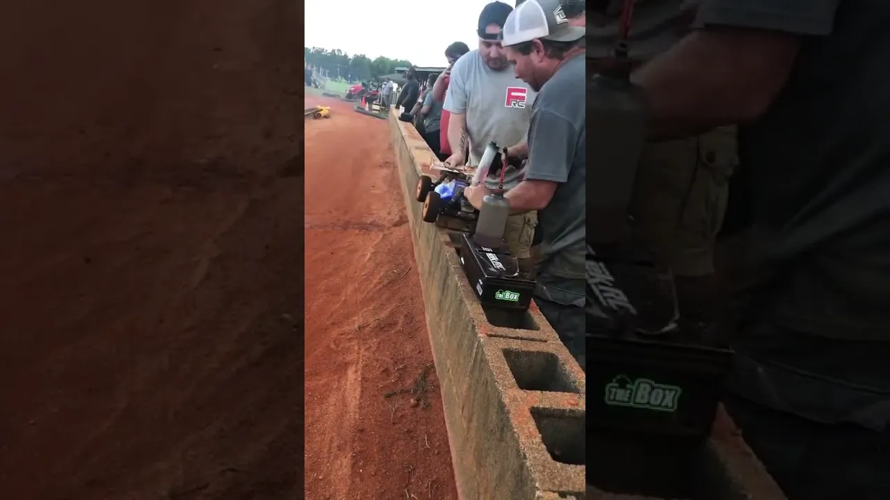 A master at RC car racing pit stops 🔥