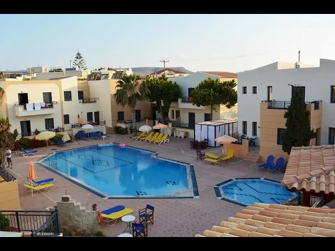 Familie schwimmt im Pool vor dem Blue Aegean Hotel & Suites