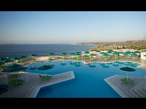Außenansicht des Mitsis Family Village Beach Hotels mit Swimmingpool und Blick aufs Meer.