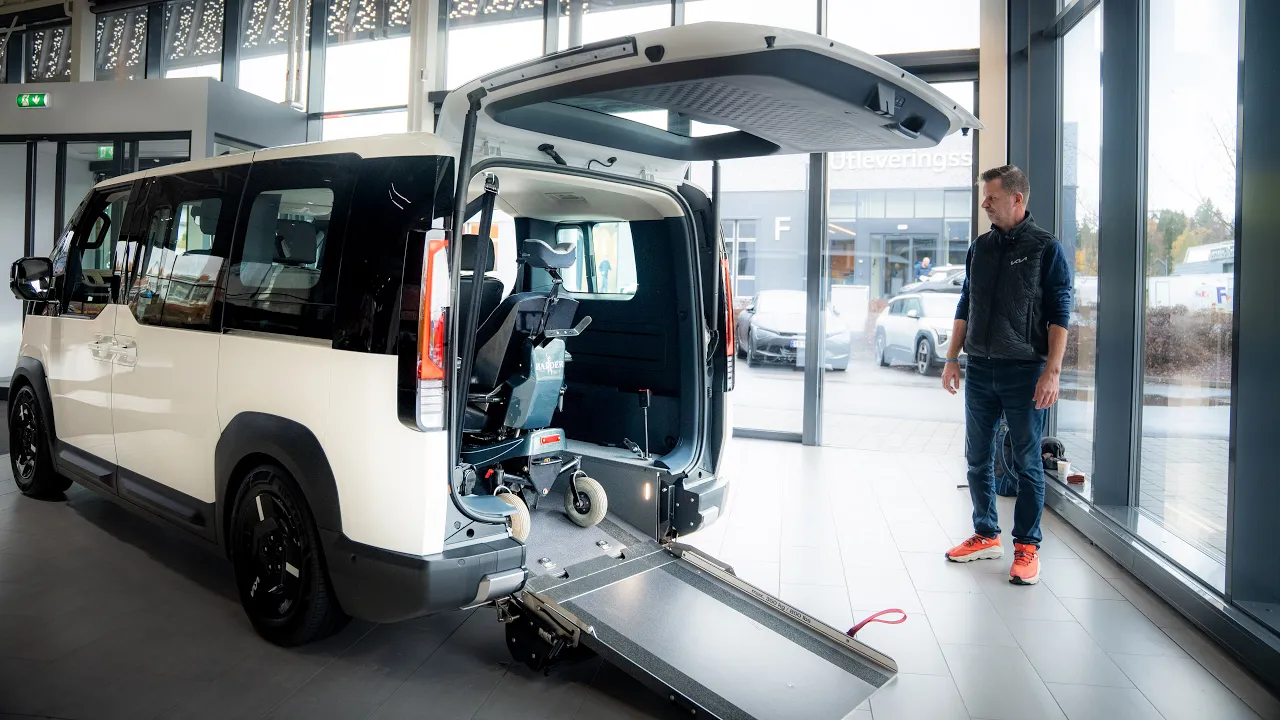Kia PV5 ombygd til rullestolbil i Norge - billigere enn konkurrentene