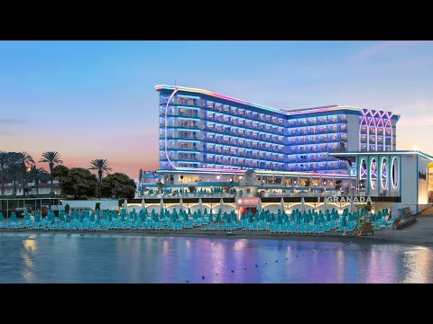 Abendansicht des Granada Luxury Okurcalar Hotels mit vielen Lichtern und Sonnenliegen am Strand