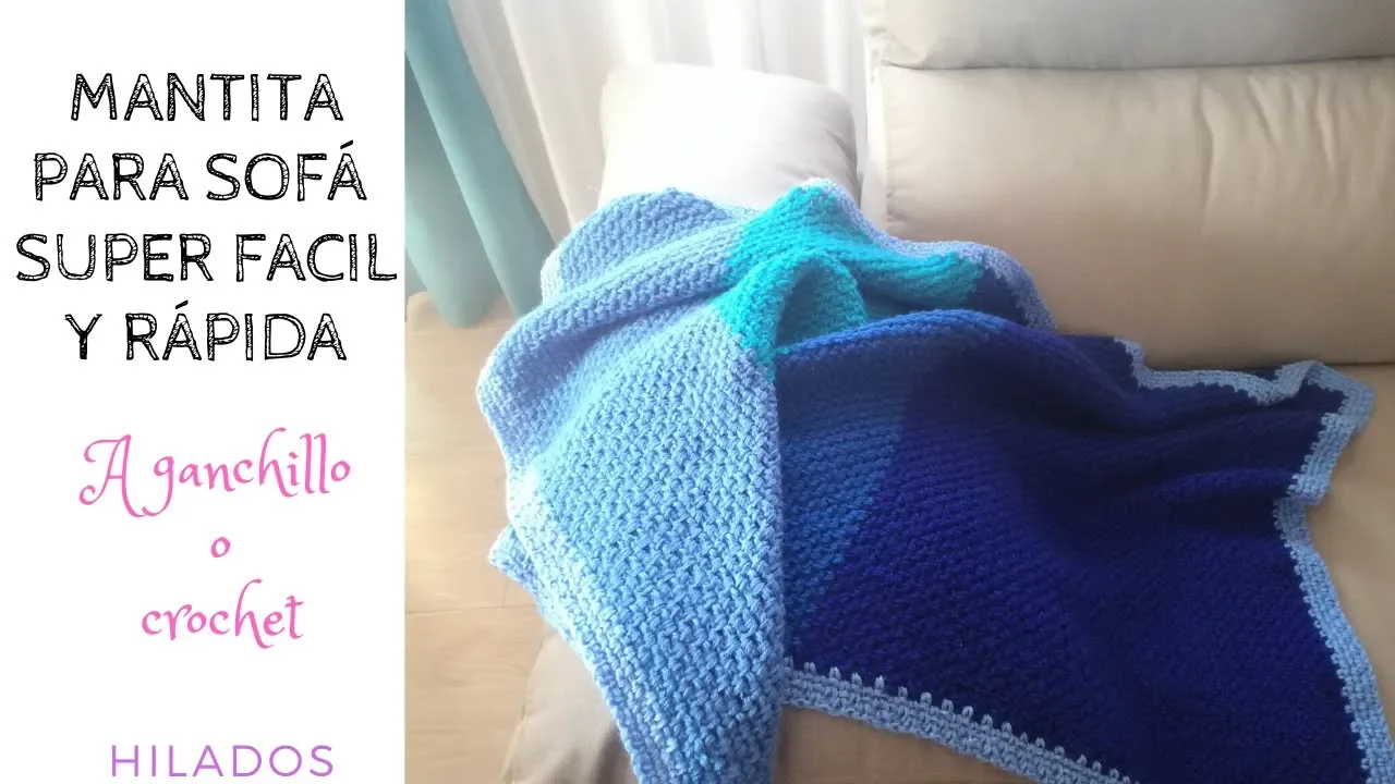 Manta de sofá de Hilados a crochet con franjas en azul claro, turquesa y azul oscuro y borde celeste.