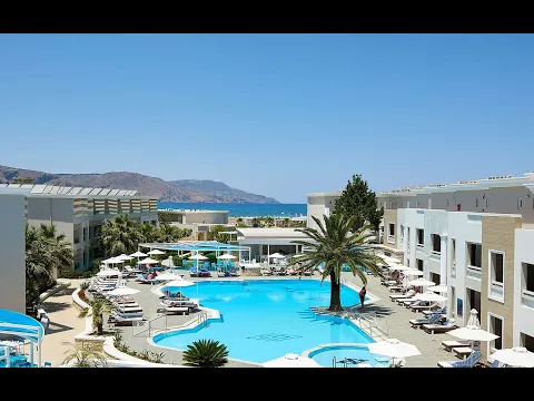 Aussicht vom Obergeschoss des Mythos Palace Resort & Spa mit Swimmingpool, Liegestühlen und weißen Schirmen.
