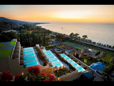 Luftaufnahme der Elite Suites by Rhodes Bay mit Swimmingpools und Meerblick bei Sonnenuntergang