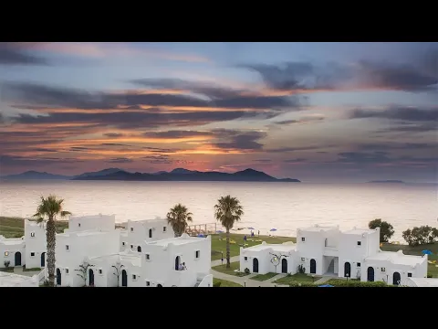 Außenansicht des Aeolos Beach Hotel auf Kos mit weißen Gebäuden und blauen Türen.