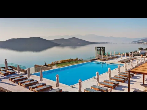 Außenbereich des Royal Marmin Bay Boutique Hotels mit Swimmingpool, Sonnenliegen und Schirmen.