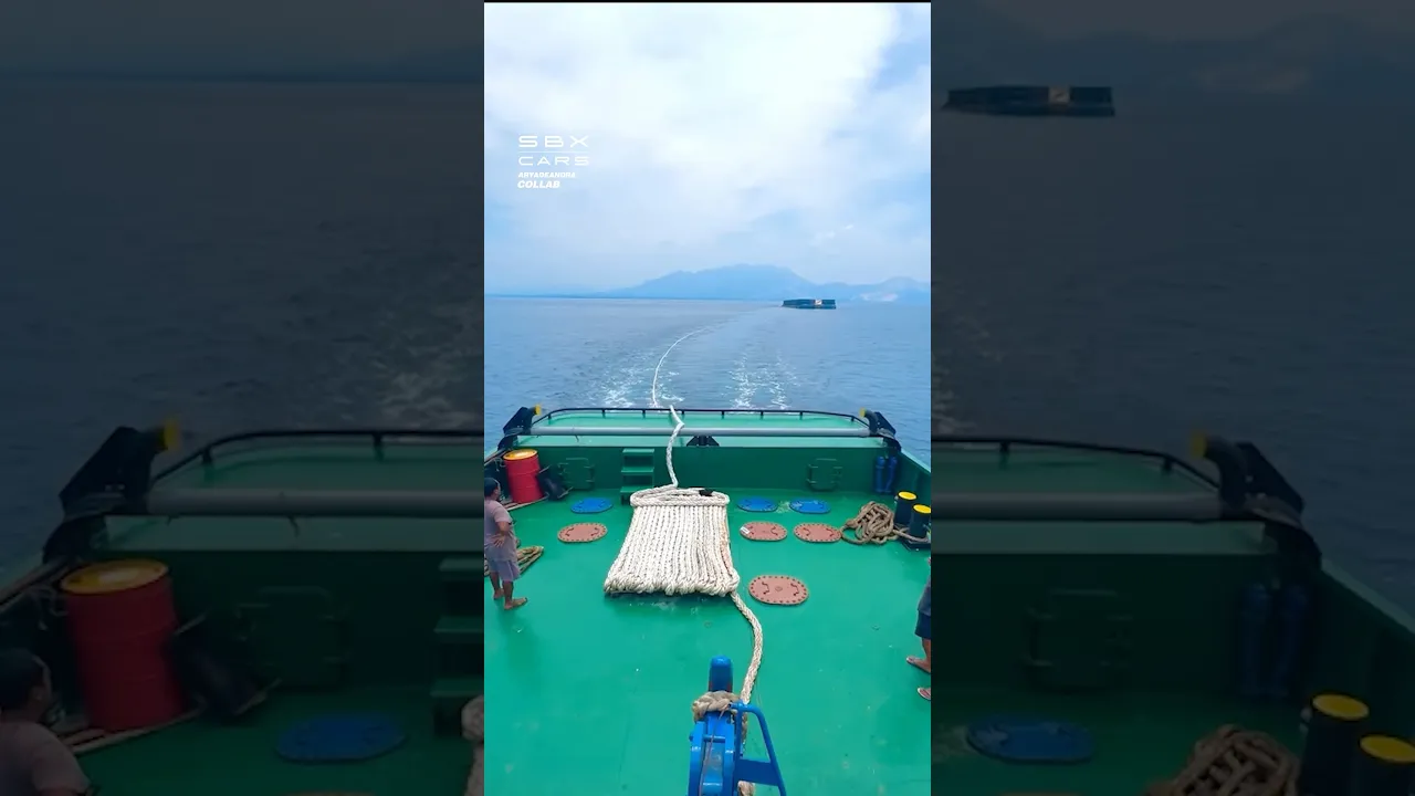 The barge uses the tugboat's engine to travel 🤯 #boats #sea #vehicles