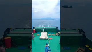 The barge uses the tugboat's engine to travel 🤯 #boats #sea #vehicles
