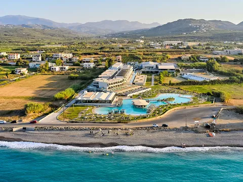 Luftaufnahme des CHC Galini Palace Hotels mit Außenbereich und Pool