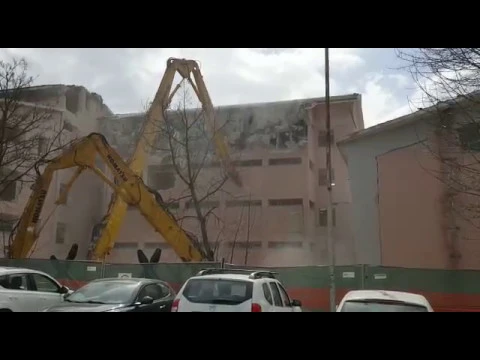 <span style="color:var(--accent)">Video:</span> L’Aquila, partita la demolizione delle ex magistrali a Villa Gioia