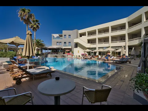 Außenbereich des Sentido Pearl Beach Hotel mit Swimmingpool und Liegen.