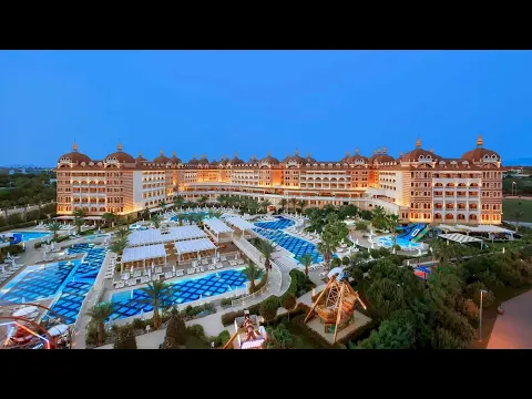 Luftaufnahme des Royal Alhambra Palace Hotels mit Swimmingpools und Spielplatz