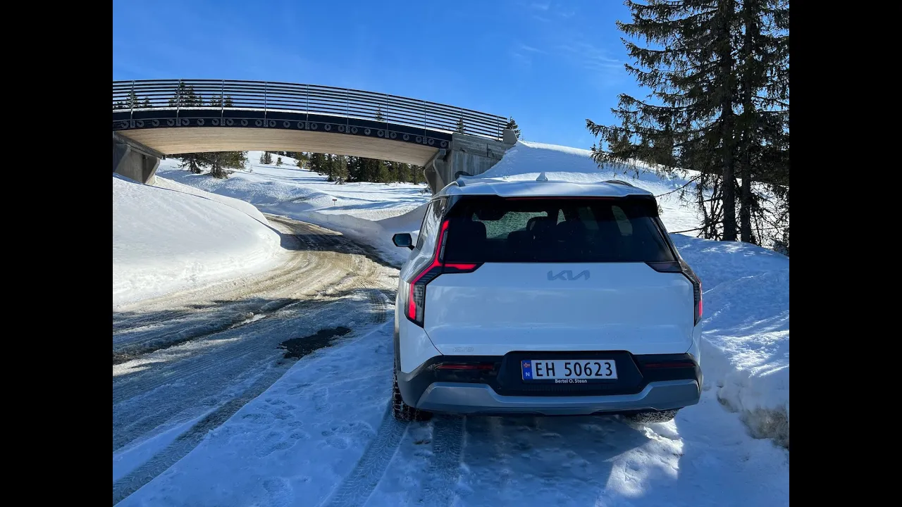 Kia EV9 - test av RWD og AWD i glatt bakke på Hafjell