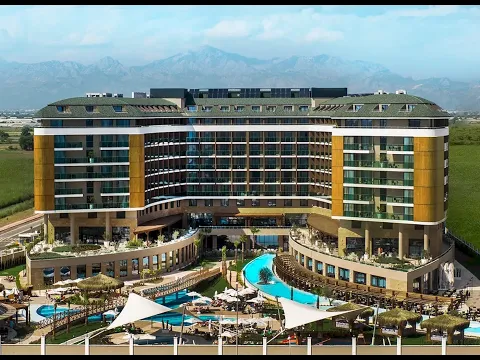 Aska Lara Resort & Spa bei Nacht mit beleuchtetem Swimmingpool und Hotelgebäude