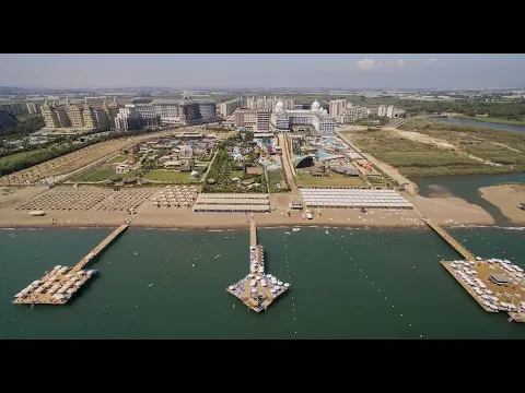 Luftaufnahme des Saturn Palace Resorts mit Wasserrutschen, Pools und Hotelgebäuden.