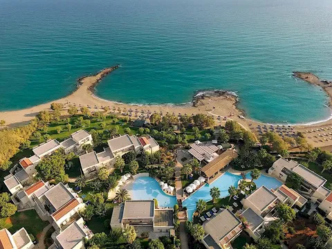 Luftaufnahme des Cretan Malia Park Resorts mit Swimmingpools und Strand