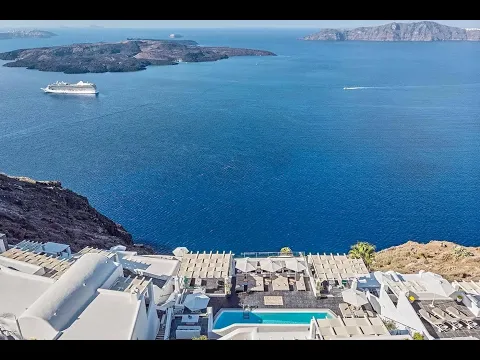 Luftaufnahme des Agali Houses Hotels mit Blick auf das Meer und ein Kreuzfahrtschiff.
