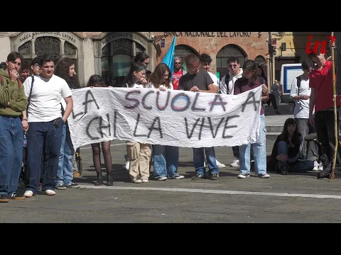 <span style="color:var(--accent)">Video:</span> Riforma istituti tecnici, i docenti lucchesi in piazza: “Scuola svenduta al modello aziendalista”