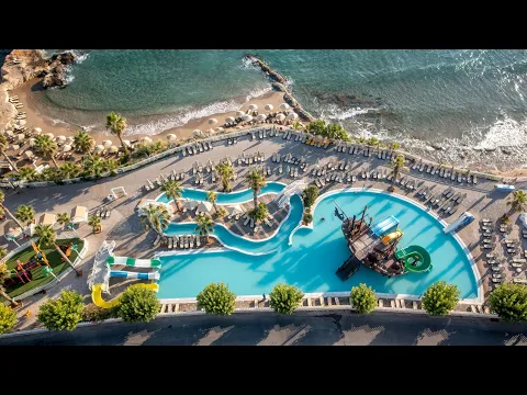 Luftaufnahme des Star Beach Village & Water Park mit Pools und Sonnenliegen.