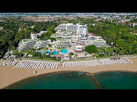 Luftaufnahme des Sunrise Queen Luxury Resort & Spa mit Swimmingpools und Sonnenschirmen am Strand