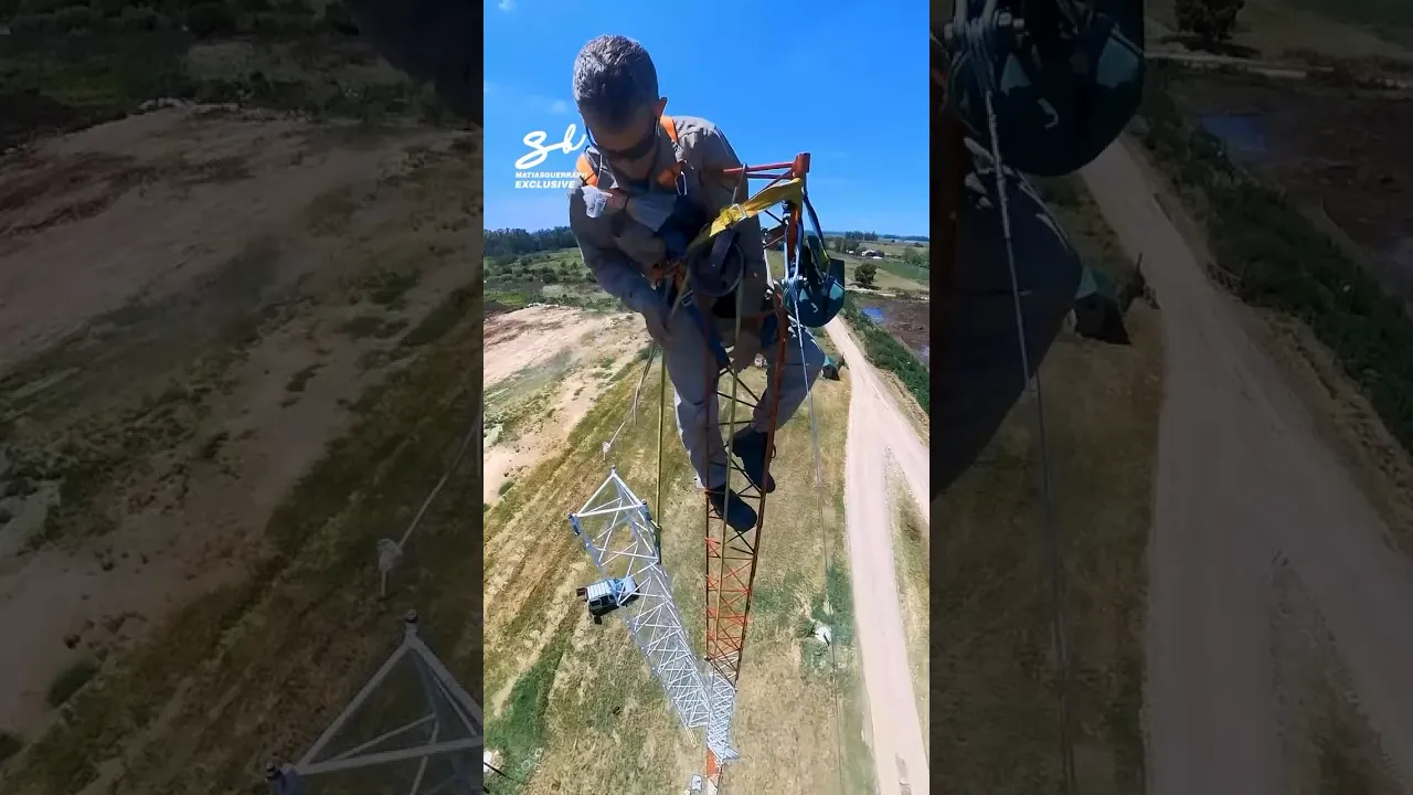 If you've got a fear of heights, this job isn't for you...🫣 I 🎥: @matiasguerraph #heights #job