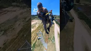 If you've got a fear of heights, this job isn't for you...🫣 I 🎥: @matiasguerraph #heights #job