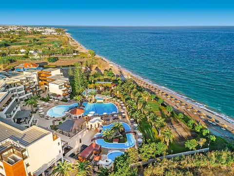 Außenansicht des D'Andrea Mare Beach Hotels mit Pool und Meer