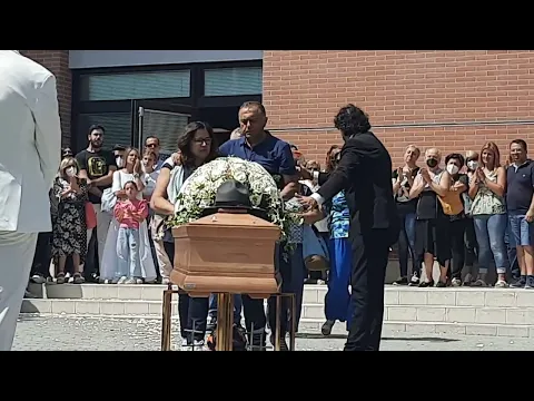 <span style="color:var(--accent)">Video:</span> L’ultimo saluto ad Asmir Battista: palloncini bianchi e racconti di sogni spezzati