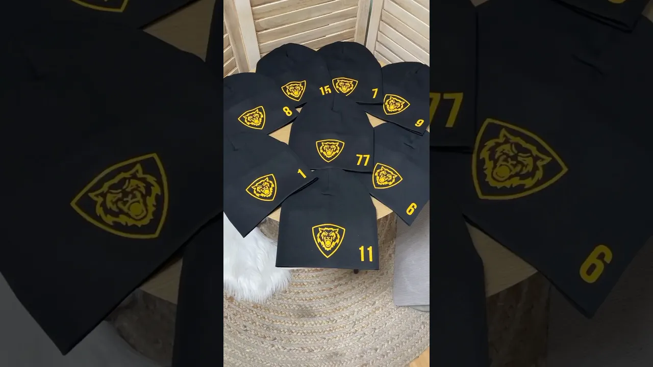 Шапка дитяча для футбольної команди з номером та емблемою