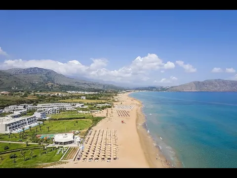 Luftaufnahme des Vantaris Palace Hotels mit Pool und Strand