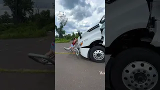 She's showing them how it is done! 😏👏 I 🎥: IG - views_from_truck #truck #lorry #car