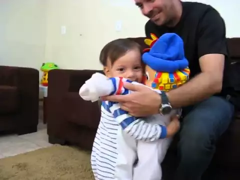 Igor brincando com os bonecos Patati e Patata